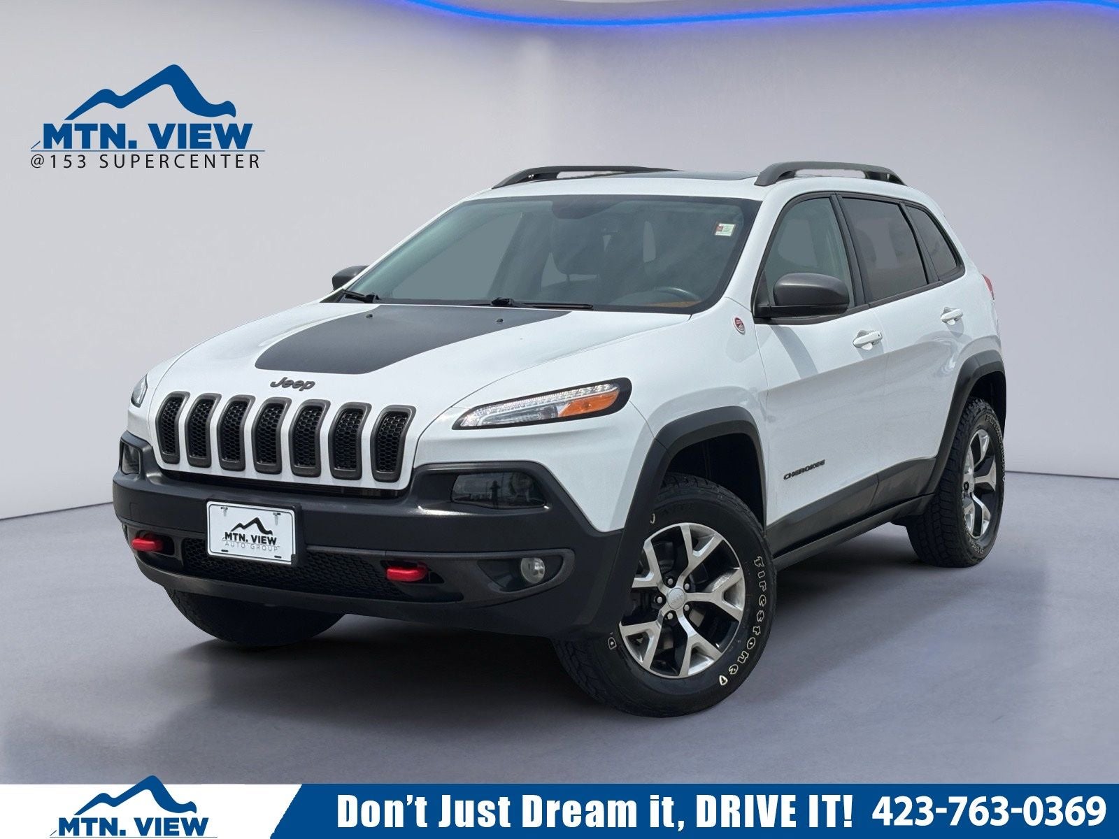 2018 Jeep Cherokee Trailhawk in Bright White Clearcoat — front three-quarter view