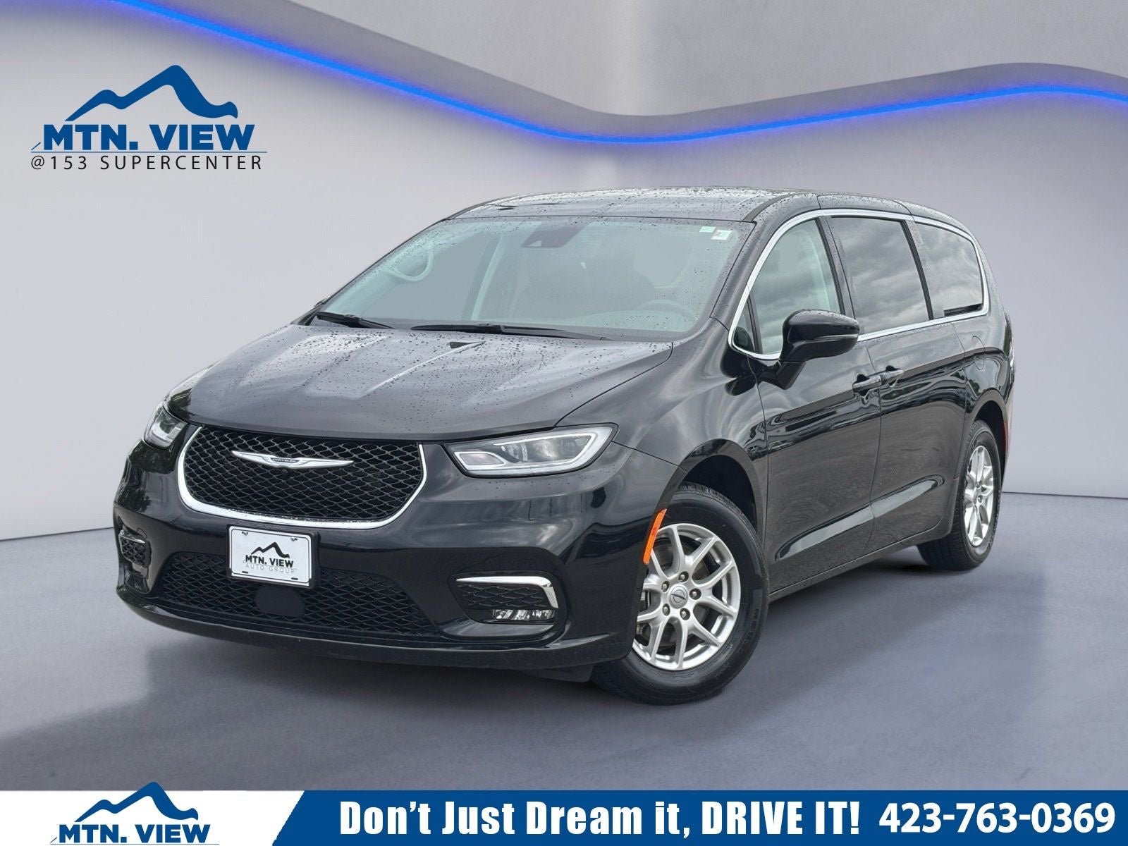 2024 Chrysler Pacifica Touring L in Diamond Black Crystal Pearlcoat — front three-quarter view