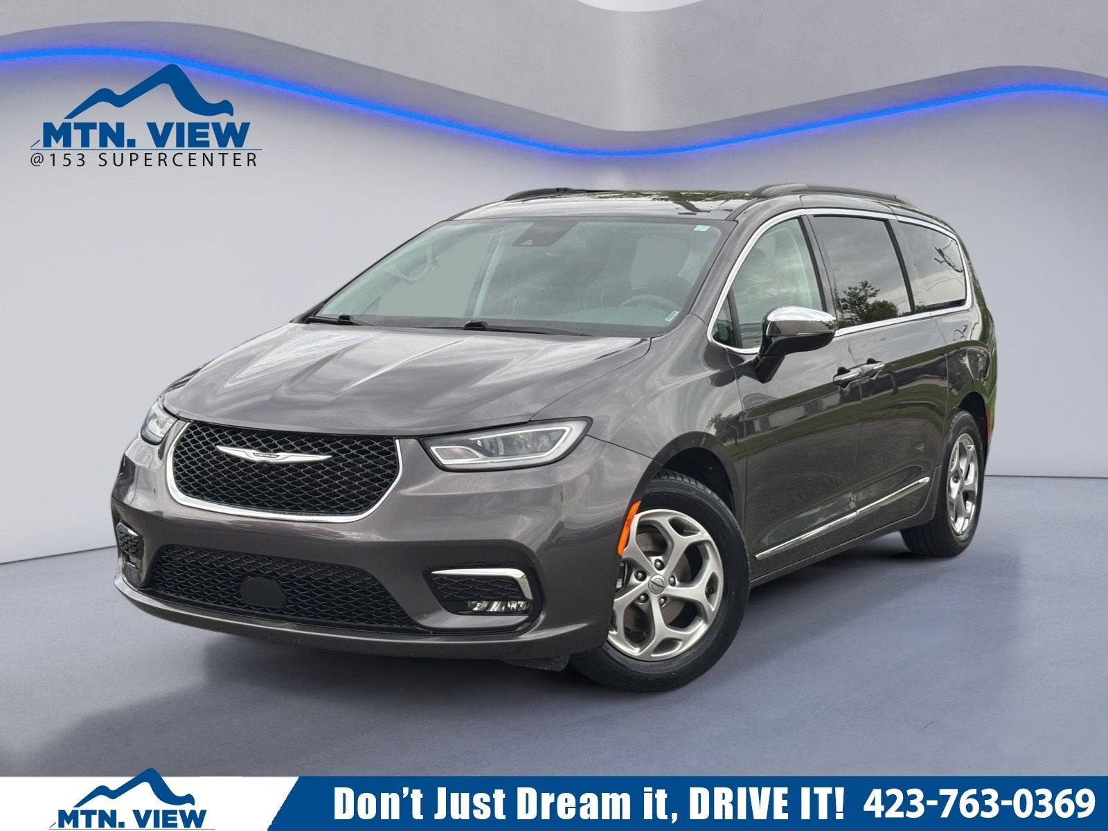 2023 Chrysler Pacifica Limited in Granite Crystal Metallic Clearcoat — front three-quarter view