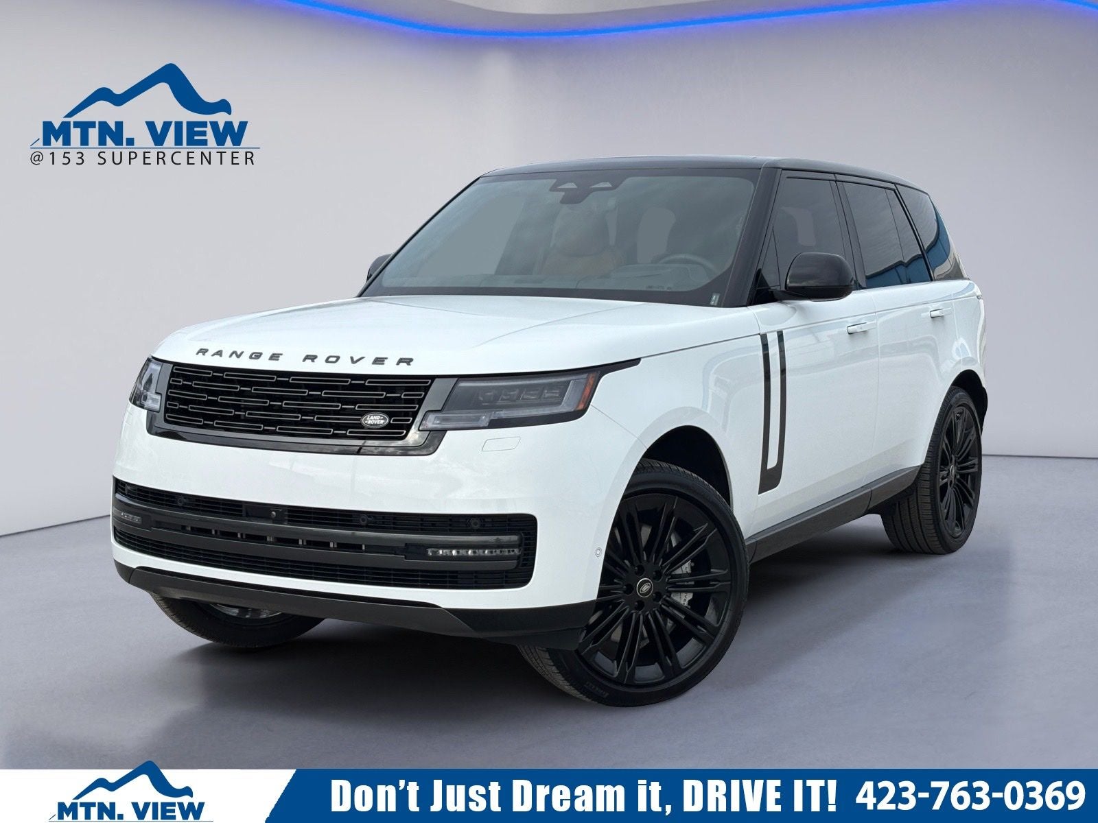 2025 Land Rover Range Rover SE in White — front three-quarter view